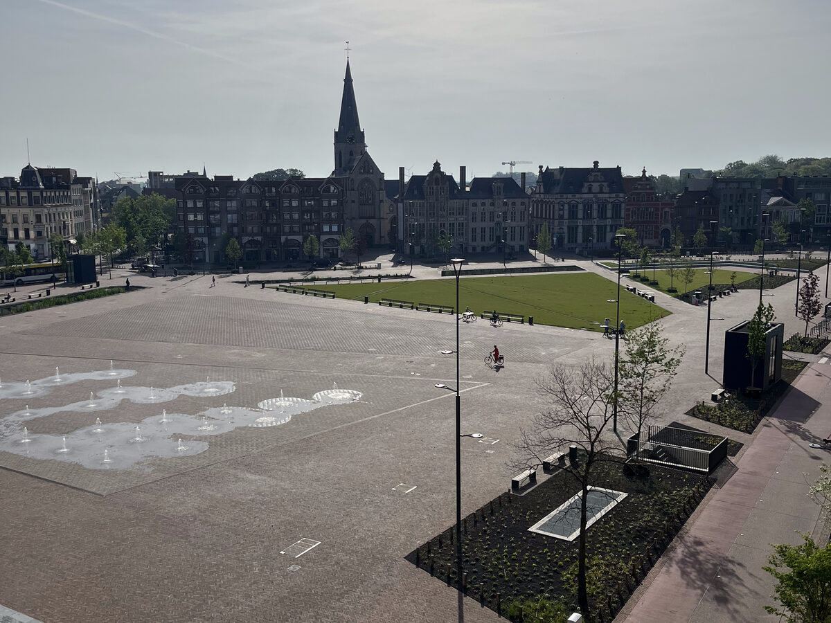De Grote Markt van Sint-Niklaas met de kerktoren en de fonteinen